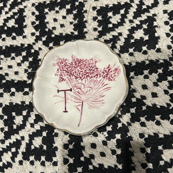 Anthropologie Botanical Monogram Initial Trinket Dish Letter ‘T’ - Picture 1 of 4
